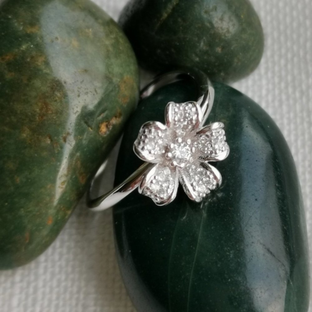 Nwt, Sterling Silver CZ flower ring size 6